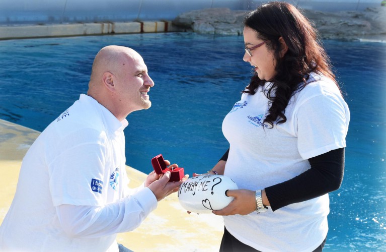 Il “sì” di Anna ad Angelo fra i delfini di Oltremare