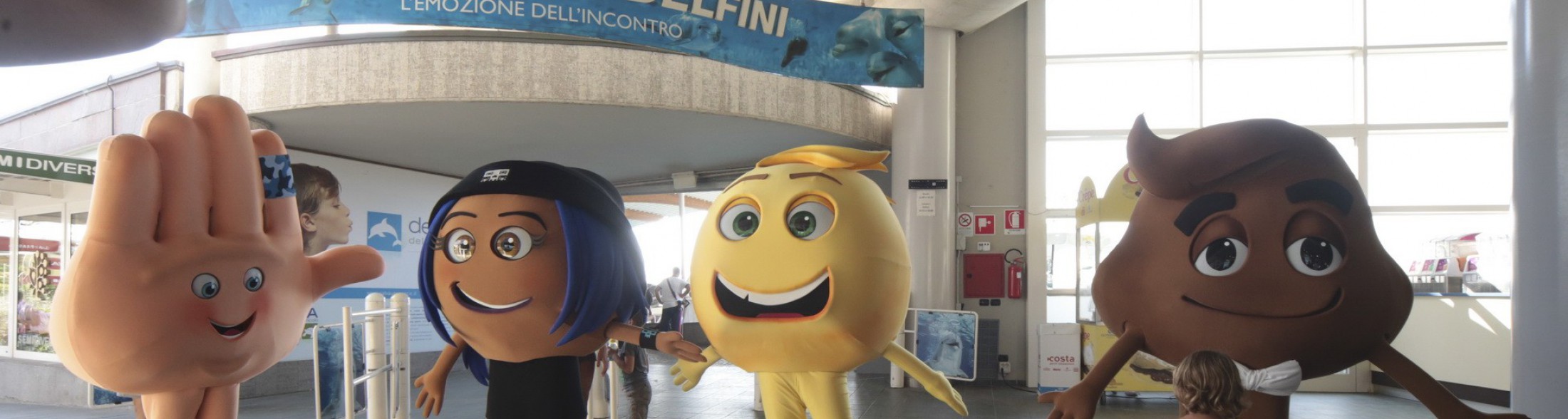 Le faccine Emoji tra i delfini di Oltremare