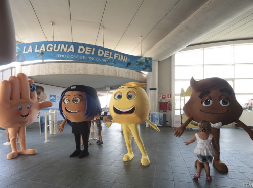 Le faccine Emoji tra i delfini di Oltremare