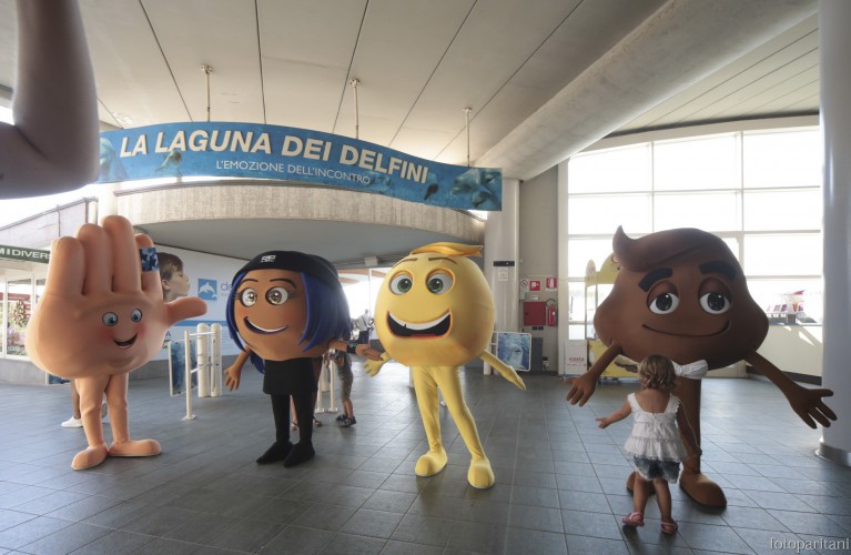 Le faccine Emoji tra i delfini di Oltremare
