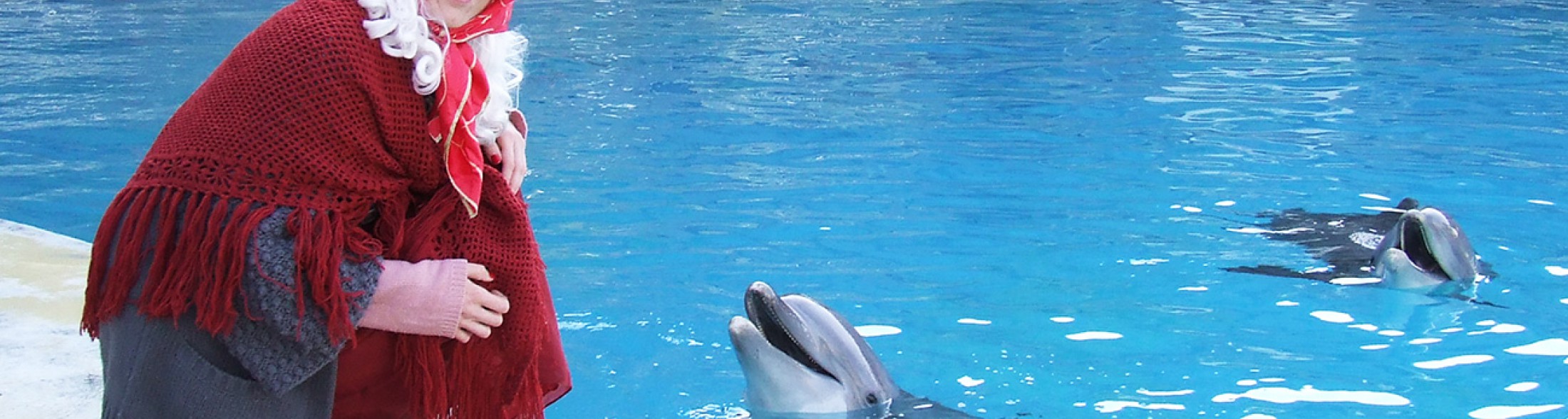 La Befana arriva a Oltremare: sale sulla canoa tra i delfini