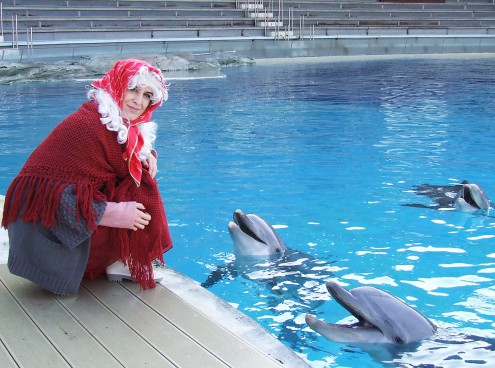 La Befana arriva a Oltremare: sale sulla canoa tra i delfini