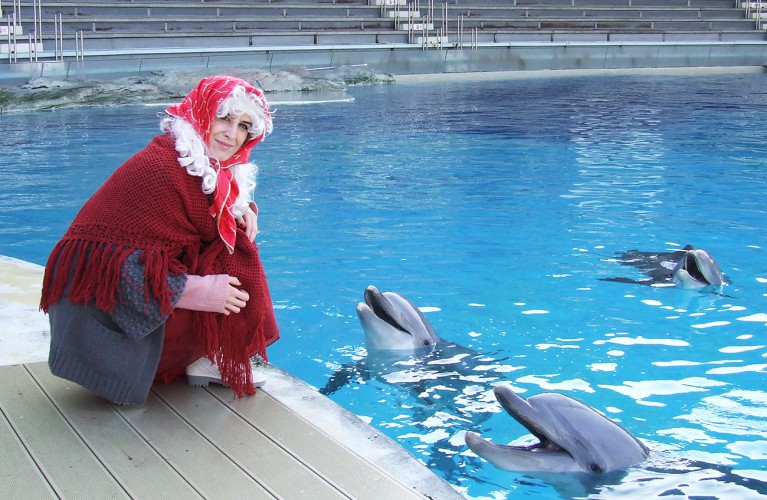 La Befana arriva a Oltremare: sale sulla canoa tra i delfini
