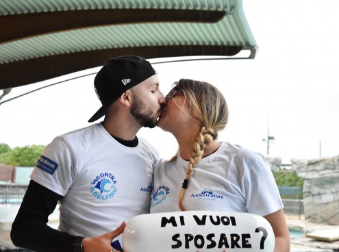 Proposta di matrimonio per Fabio a Gaia tra i delfini