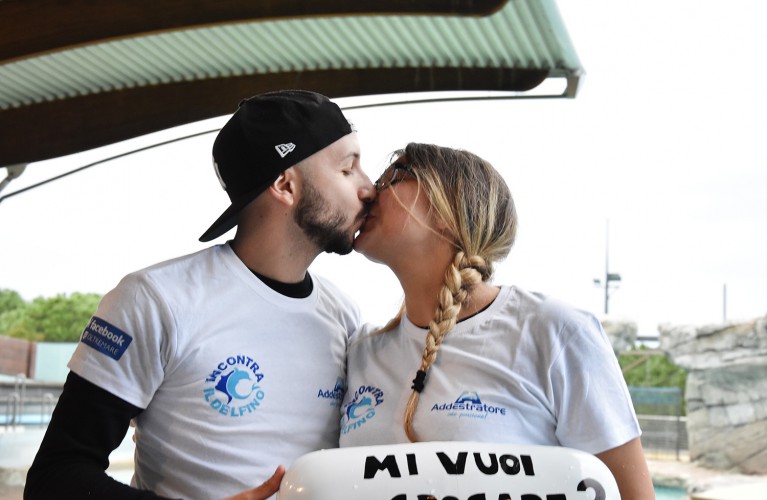 Proposta di matrimonio per Fabio a Gaia tra i delfini