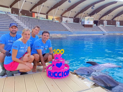 Festa 100 anni Riccione: auguri dai delfini! 