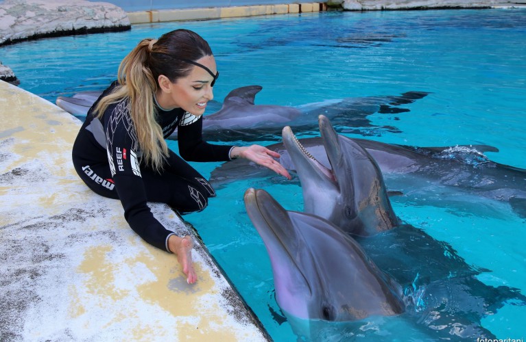 Il 27 dicembre Gessica Notaro festeggia il suo compleanno con i delfini di Oltremare 
