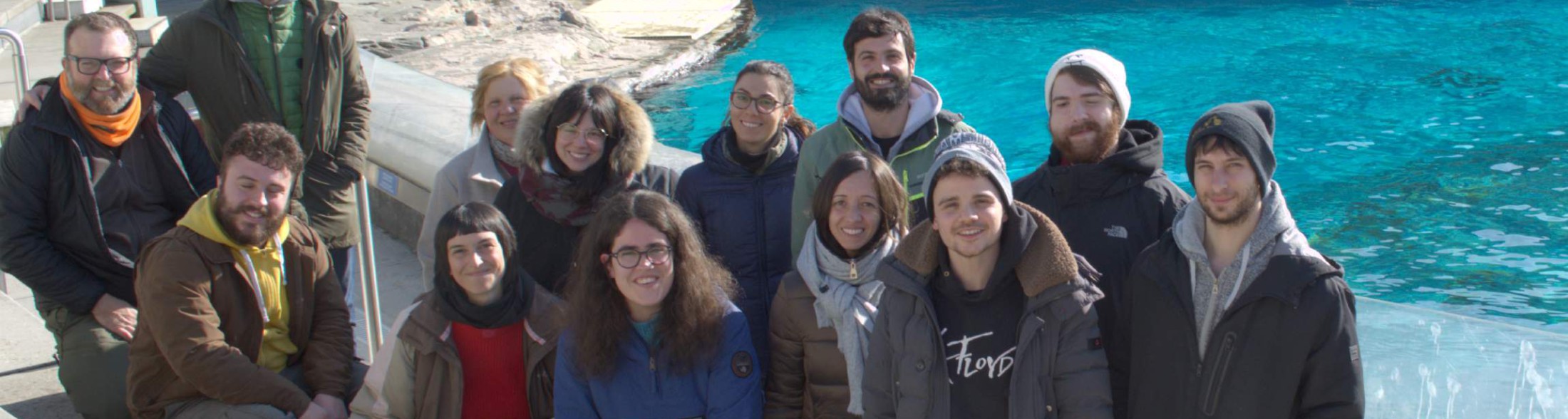 Istruttori cinofili a lezione da addestratori, falconieri e keeper 