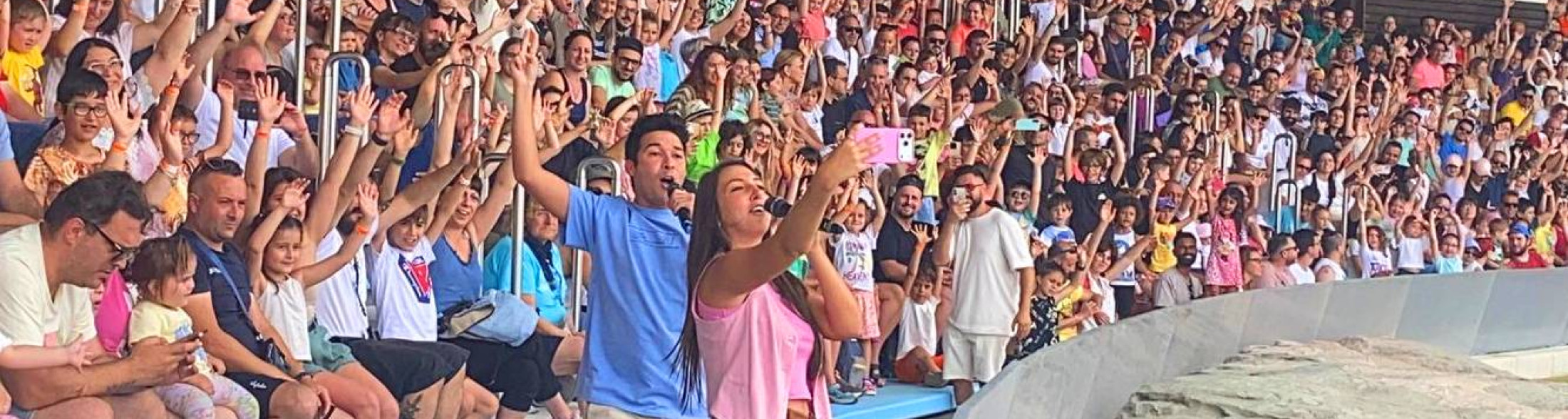 Migliaia di fan in fila dalle 7 per i DinsiemE